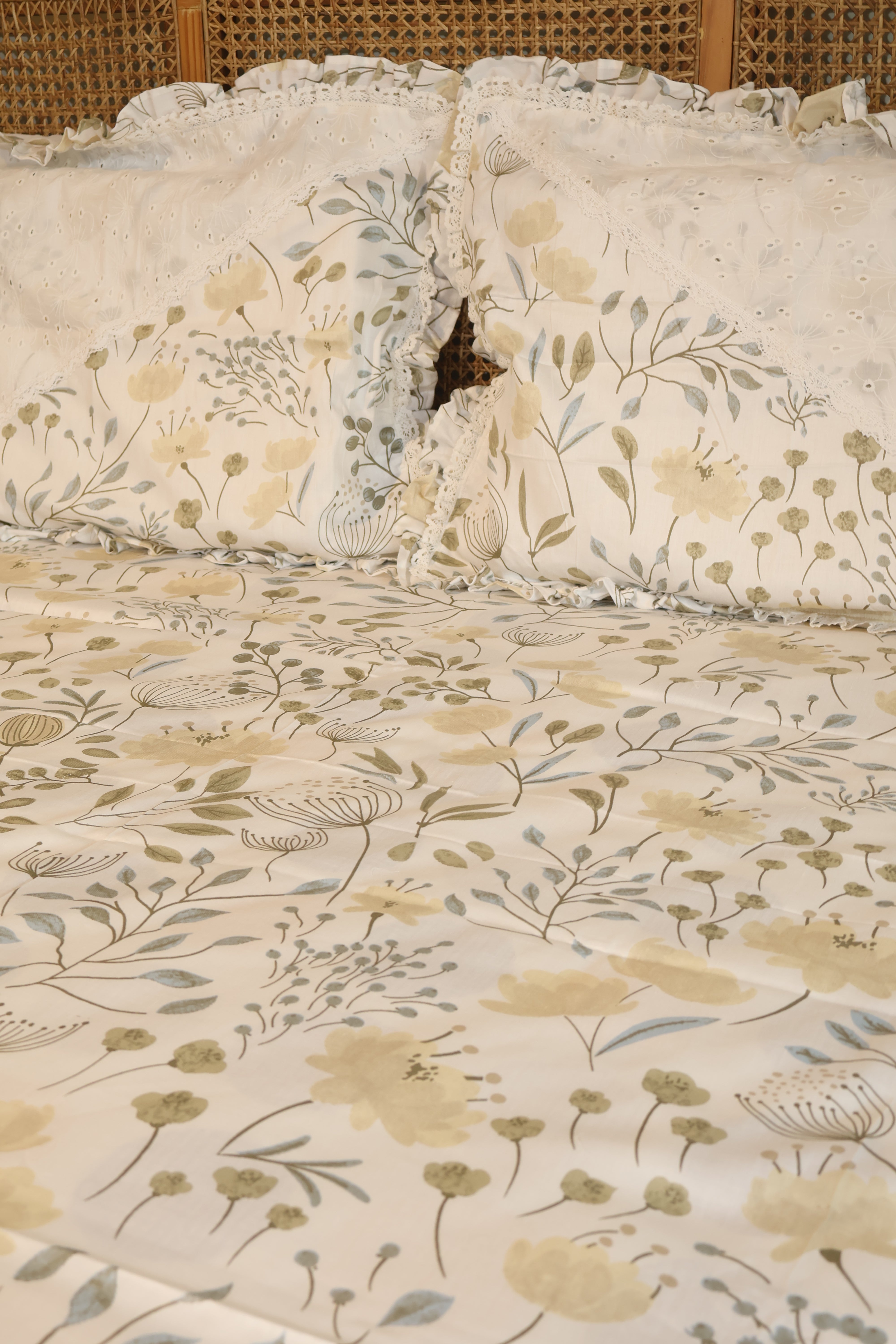 Bedsheets - Premium designer Queen bedsheets dd lace