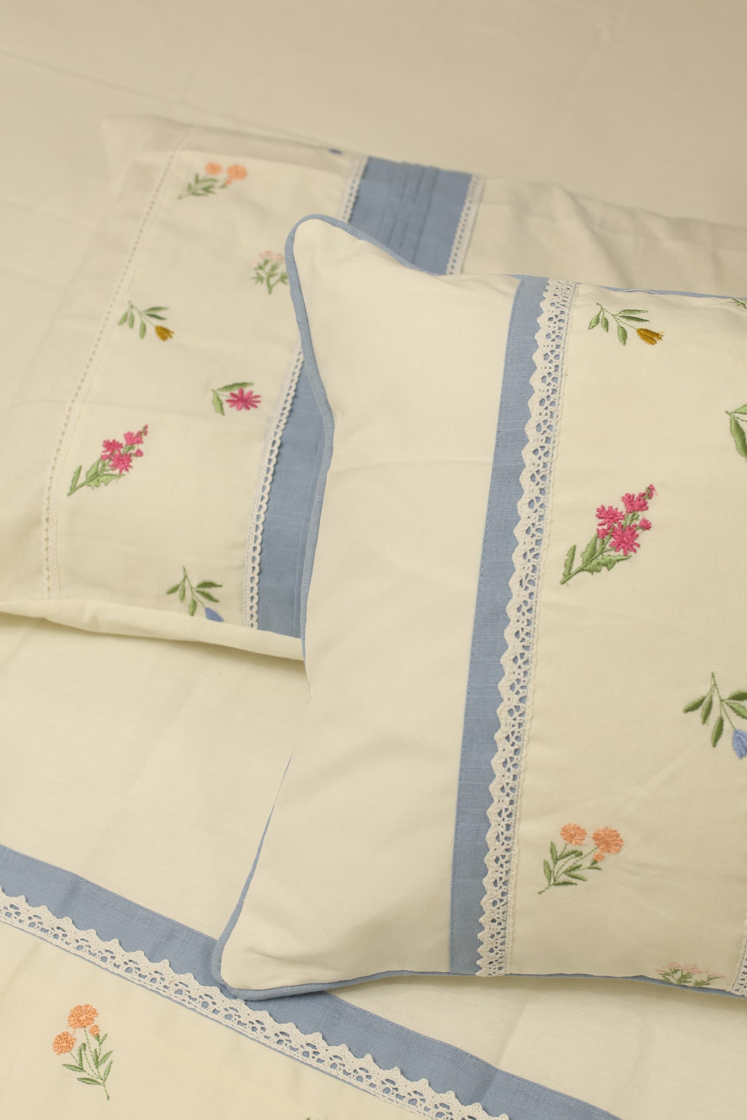 Bedsheets - King premium Machine Embroidery Bedsheet multi