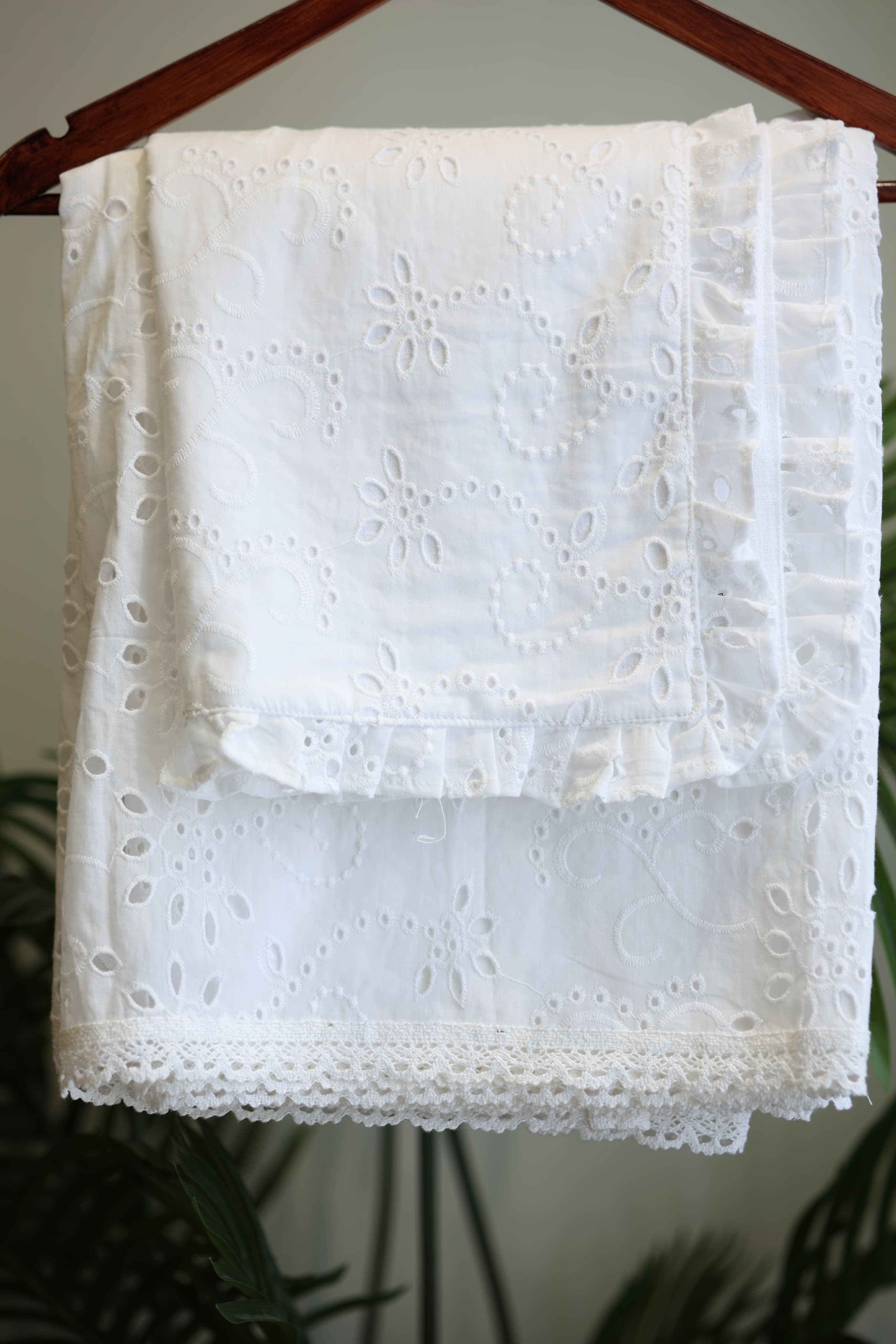 Bedsheets - Premium designer Queen bedsheets dd lace hakoba