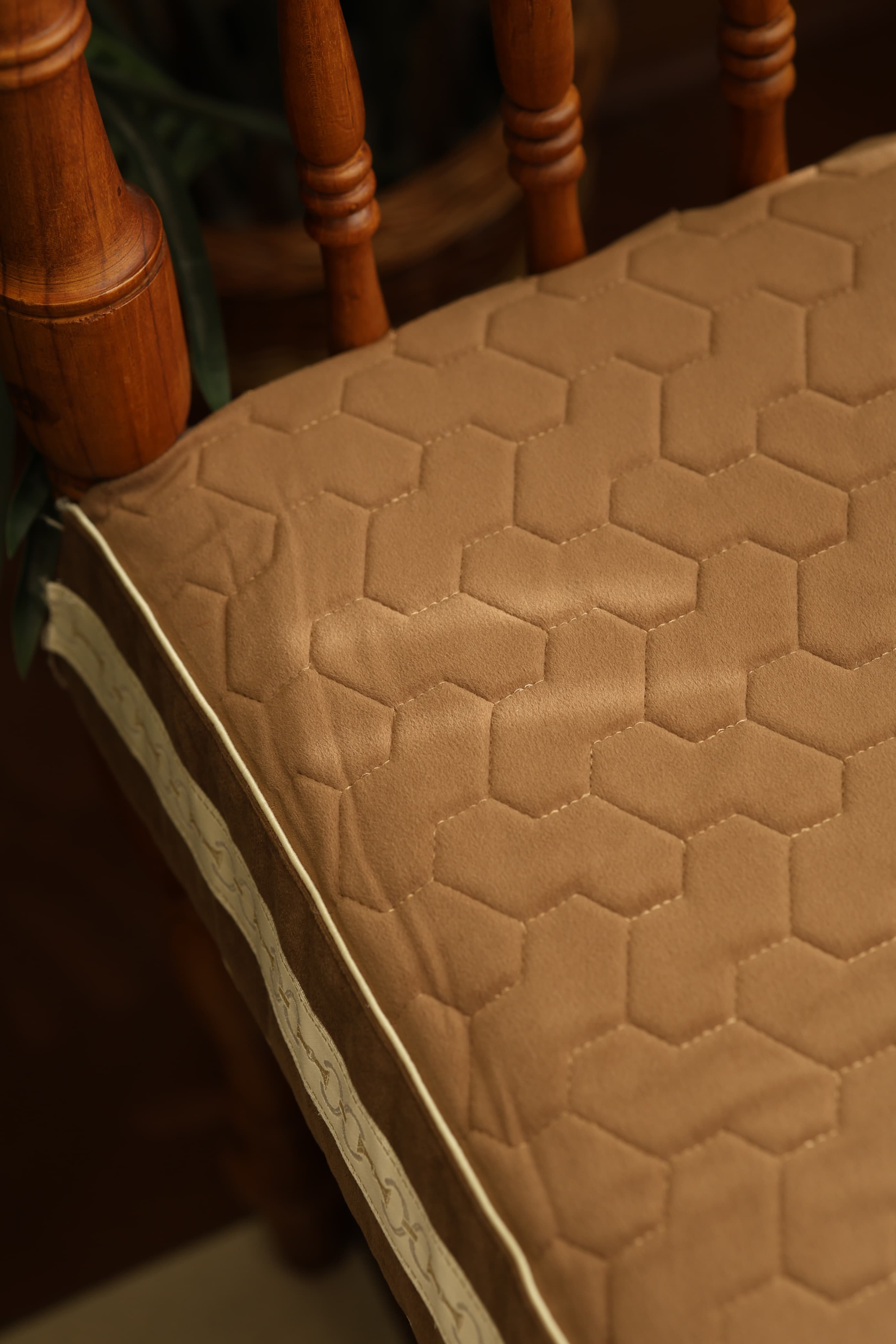 Sofa protector ( meter per) description *𝗻𝗼𝘁 𝗮𝗻𝘁𝗶 𝘀𝗸𝗶𝗱*